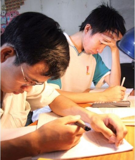 Không ít sinh viên “cày đêm” đến tận 3, 4 giờ sáng.