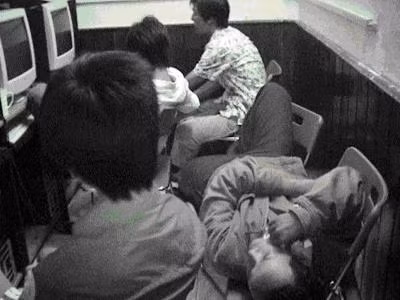 Với những con nghiện game 24/24 thì ghế là giường, quán net là nhà Với những con nghiện game 24/24 thì ghế là giường, quán net là nhà