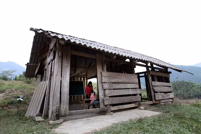 Lớp học nằm trên sườn núi với giữa mùa đông giá rét (Ảnh Vietnamnet) Lớp học nằm trên sườn núi với giữa mùa đông giá rét (Ảnh Vietnamnet)