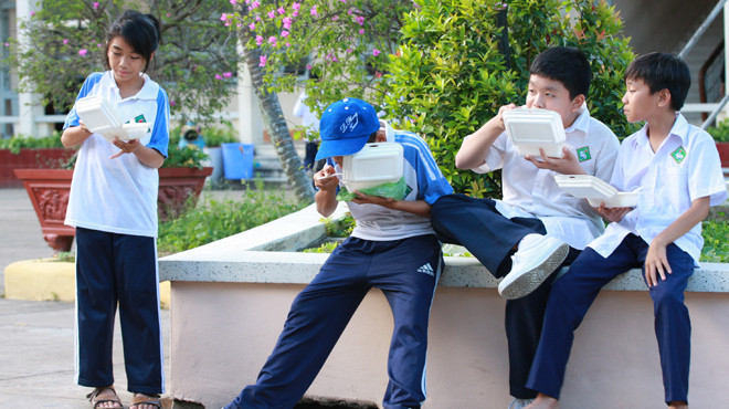 Học sinh ăn vội ngay trong trường để học thêm ca tối - Ảnh: Trường Giang Học sinh ăn vội ngay trong trường để học thêm ca tối - Ảnh: Trường Giang