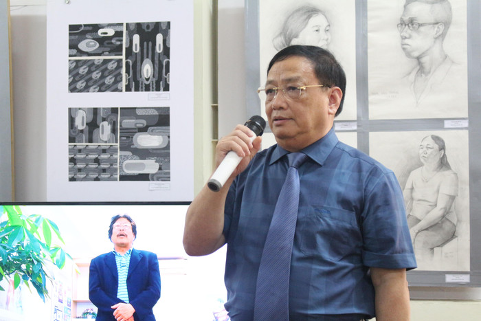 Phó Giáo sư, Tiến sĩ Tô Ngọc Hưng hoan nghênh, biểu dương tinh thần học tập của thầy trò khoa Mỹ thuật công nghiệp và Kiến trúc. (Ảnh: Linh Trang)