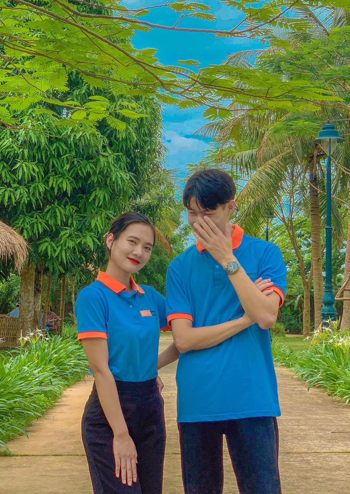 Nguyễn Thị Vân (bên trái) sinh viên năm cuối chuyên ngành Lữ hành - Trường Đại học Hòa Bình. (Ảnh: NVCC)