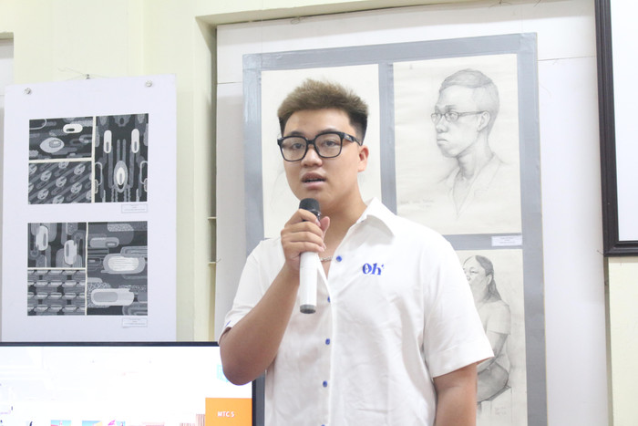 Bùi Đức Hoàng Hoàng - sinh viên năm hai chuyên ngành Thiết kế đồ họa chia sẻ niềm hân hoan, vui mừng trong buổi trưng bày. (Ảnh: Linh Trang)