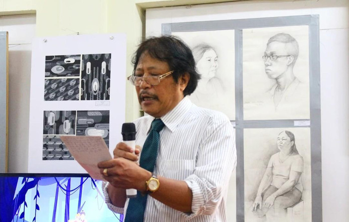 Họa sĩ, Thạc sĩ Lê Văn Thân - Trưởng Khoa Mỹ thuật công nghiệp và Kiến trúc chia sẻ tại buổi trưng bày. (Ảnh: Linh Trang)