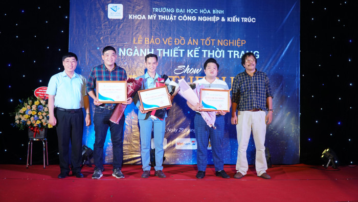 Tiến sĩ Đào Hải và Thạc sĩ Lê Văn Thân gửi lời cảm ơn đến các nhà tài trợ đã tài trợ cho Show diễn thời trang tốt nghiệp. (Ảnh: Phạm Minh)