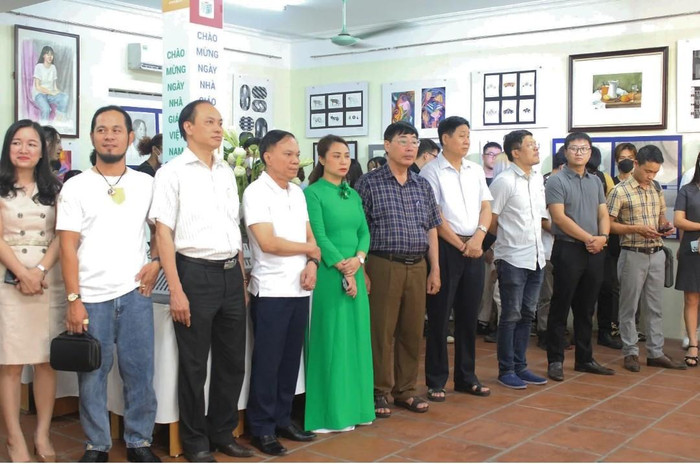 Các giảng viên, sinh viên Trường Đại học Hòa Bình tại không gian trưng bày Kết quả học tập Mỹ thuật cơ sở của sinh viên. (Ảnh: Linh Trang)