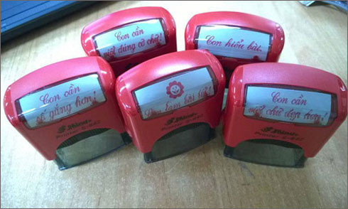 Những con dấu được giáo viên đóng dấu trên vở học sinh (VOV.VN 3/2/2015) Những con dấu được giáo viên đóng dấu trên vở học sinh (VOV.VN 3/2/2015)