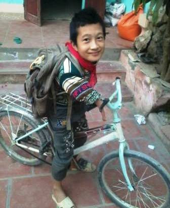 Không có tay nhưng mọi công việc hằng ngày em đều có thể làm thuần thục bằng đôi chân của mình. Ảnh LP