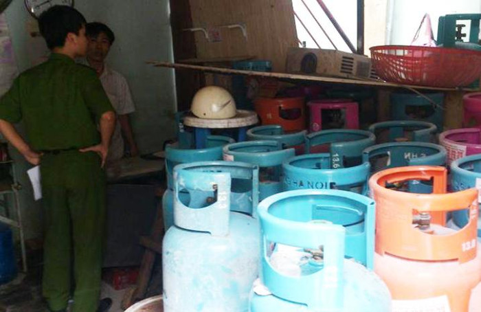 Lực lượng chức năng đang xác minh điều kiện kinh doanh của của hàng gas này, đồng thời điều tra làm rõ nguyên nhân vụ nổ. Lực lượng chức năng đang xác minh điều kiện kinh doanh của của hàng gas này, đồng thời điều tra làm rõ nguyên nhân vụ nổ.