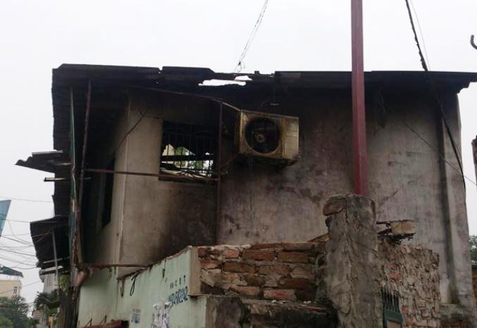 Tường cửa hàng gas xém đen, rạn nứt sau vụ nổ. Tường cửa hàng gas xém đen, rạn nứt sau vụ nổ.