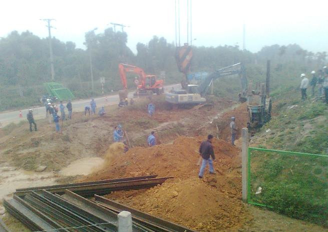 Lực lượng chức năng đang khắc phục sự cố vào chiều ngày 21/11.