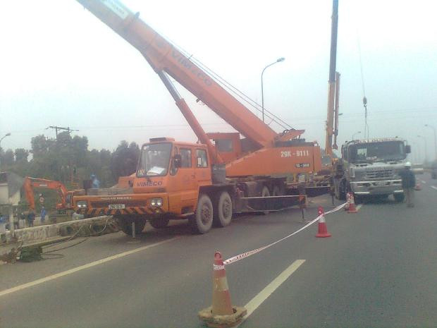 Thiết bị máy móc được huy động tới hiện trường khắc phục sự cố.