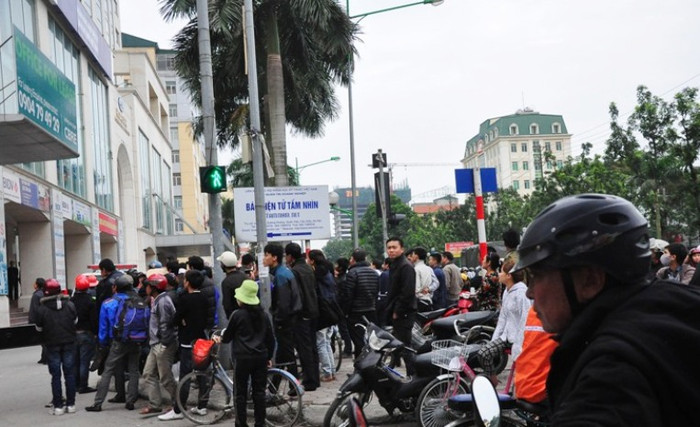 Sự việc thu hút sự chú ý của đông đảo người dân.