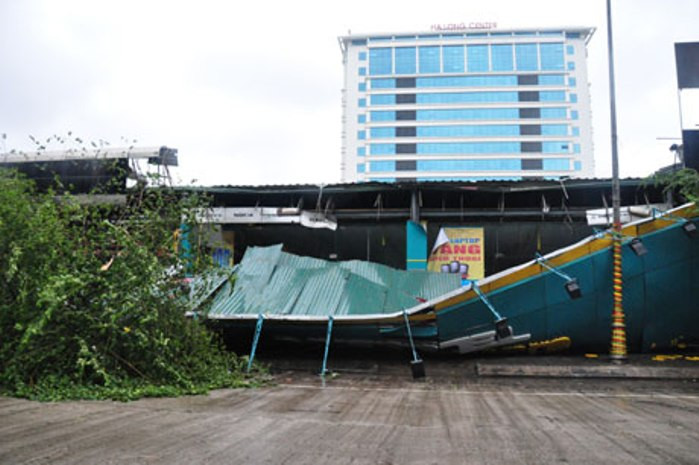 Hàng chục nhà dân bị sập và tốc mái. (Ảnh: Báo Quảng Ninh) Hàng chục nhà dân bị sập và tốc mái. (Ảnh: Báo Quảng Ninh)