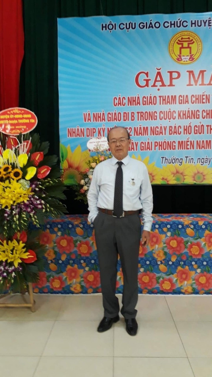 Dù đã tuổi cao nhưng thầy Khánh vẫn hăng hái tham gia các hoạt động đoàn thể ở quê hương như câu lạc bộ thơ ca.... Dù đã tuổi cao nhưng thầy Khánh vẫn hăng hái tham gia các hoạt động đoàn thể ở quê hương như câu lạc bộ thơ ca....