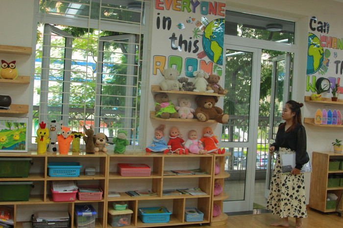 Các đại biểu tham quan không gian các lớp học. Các đại biểu tham quan không gian các lớp học.