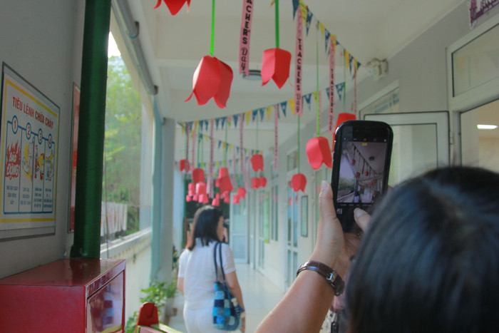 Các đại biểu đi tham quan không gian lớp học của nhà trường. Các đại biểu đi tham quan không gian lớp học của nhà trường.