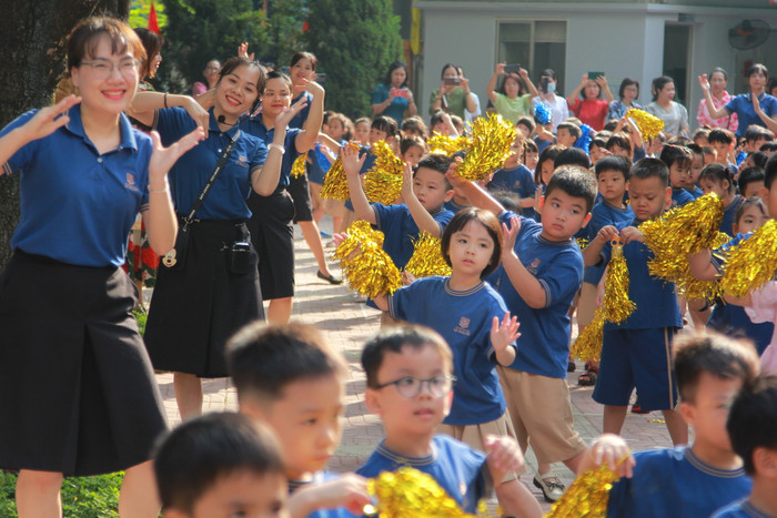 Các trẻ và giáo viên cùng tập theo động tác của giáo viên hướng dẫn. Các trẻ và giáo viên cùng tập theo động tác của giáo viên hướng dẫn.