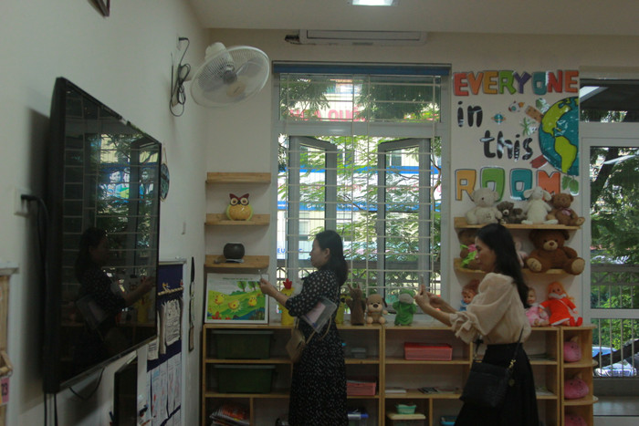 Các đại biểu chụp ảnh lại các mô hình. Các đại biểu chụp ảnh lại các mô hình.