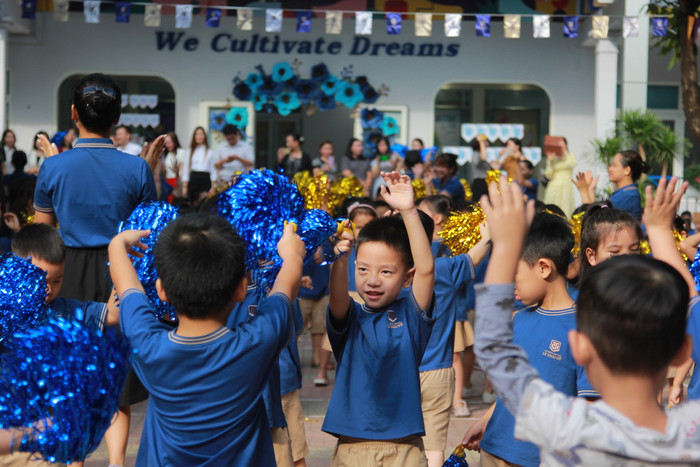 Cuối buổi tham quan, các đại biểu đã được tham dự buổi thể dục ngoài trời của các bé. Cuối buổi tham quan, các đại biểu đã được tham dự buổi thể dục ngoài trời của các bé.