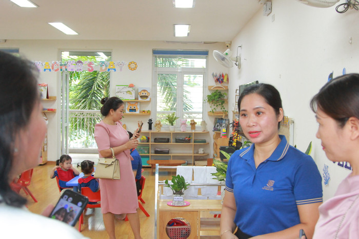 Trả lời câu hỏi của đại biểu về mức lương của giáo viên trong nhà trường, cô Đỗ Tuyết Nhung (giáo viên chủ nhiệm lớp nhà trẻ Jellyfish 1) thẳng thắn chia sẻ, giáo viên trong đơn vị được nhận mức lương từ 10 triệu đồng trở lên. Trả lời câu hỏi của đại biểu về mức lương của giáo viên trong nhà trường, cô Đỗ Tuyết Nhung (giáo viên chủ nhiệm lớp nhà trẻ Jellyfish 1) thẳng thắn chia sẻ, giáo viên trong đơn vị được nhận mức lương từ 10 triệu đồng trở lên.