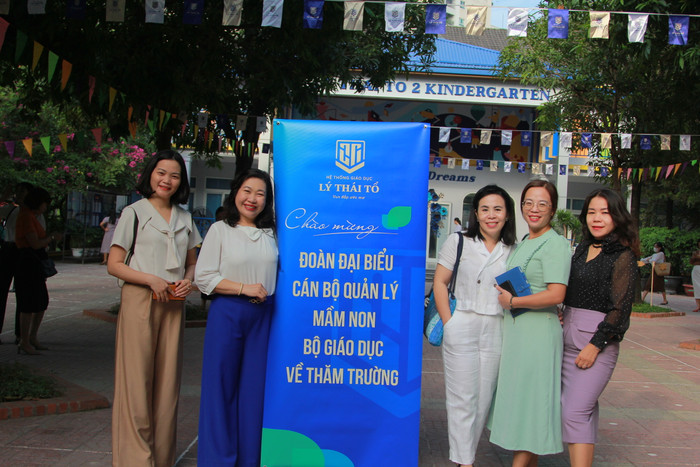 Đoàn đại biểu đến từ Đà Nẵng chụp hình lưu niệm. Đoàn đại biểu đến từ Đà Nẵng chụp hình lưu niệm.