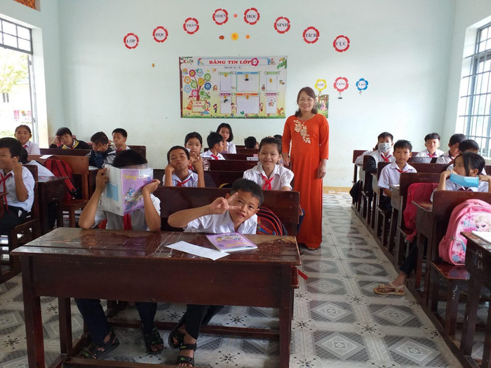 Cô Nguyễn Thị Vân chụp hình cùng các học sinh khi còn công tác. (Ảnh: NVCC)