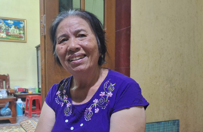 Cô Nguyễn Thị Thành chia sẻ về lợi ích của bảo hiểm xã hội mang lại cho bản thân cô khi về hưu. (Ảnh: Mạnh Đoàn)