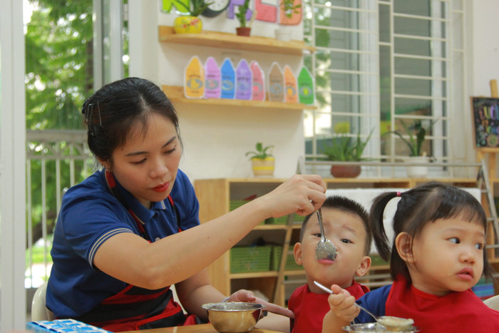 Giáo viên của nhà trường cho các bé ăn sáng. Giáo viên của nhà trường cho các bé ăn sáng.