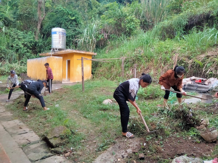 Các em học sinh trong trường dọn vệ sinh. (Ảnh: NVCC) Các em học sinh trong trường dọn vệ sinh. (Ảnh: NVCC)