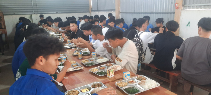 Bữa ăn của các học viên tại trung tâm Giáo dục nghề nghiệp - Giáo dục thường xuyên huyện Quang Bình. (Ảnh: NT) Bữa ăn của các học viên tại trung tâm Giáo dục nghề nghiệp - Giáo dục thường xuyên huyện Quang Bình. (Ảnh: NT)