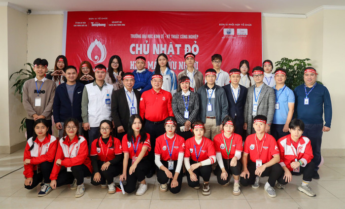 Các đại biểu và tình nguyện viên tham gia chụp ảnh lưu niệm khi kết thúc lễ khai mạc