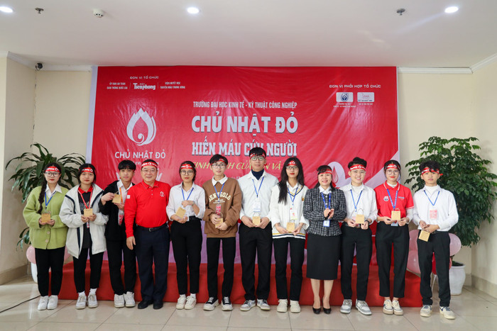 Lãnh đạo Trường và Báo Tiền phong tặng hoa cho các đồng chí trong BTC chương trình và các tình nguyện viên tham gia hiến máu sớm nhất tại ngày hội.