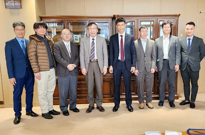 GS.TS Từ Minh Phương, Chủ tịch Hội đồng Học viện và đoàn công tác chụp ảnh lưu niệm cùng Lãnh đạo Viện JAIST.