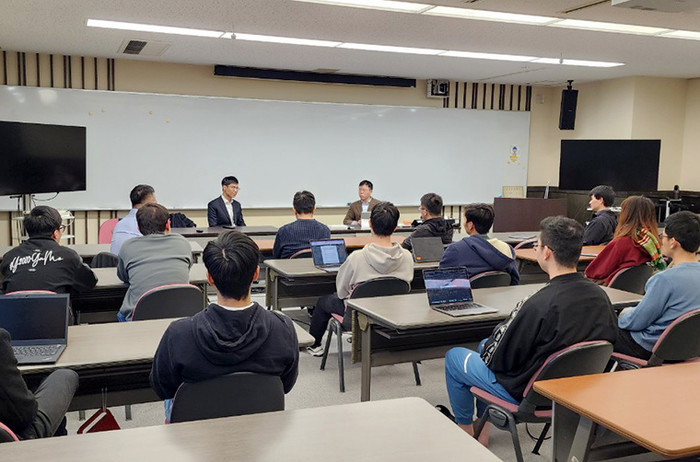 GS.TS Từ Minh Phương, Chủ tịch Hội đồng Học viện trong buổi gặp mặt sinh viên đang học tại Viện JAIST.