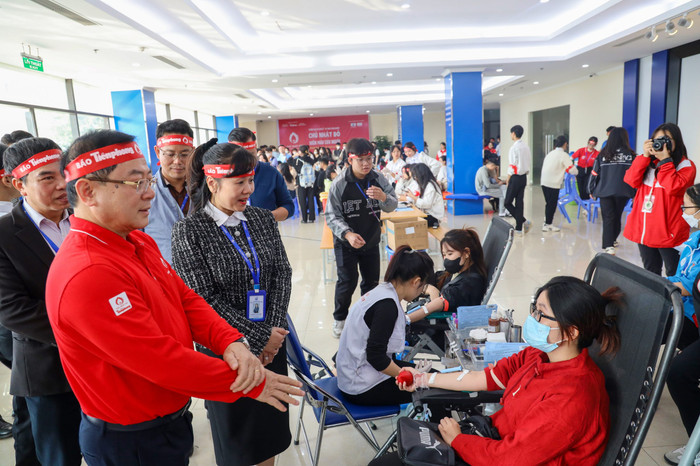 Sau phần khai mạc, các thầy cô giáo lãnh đạo Trường và Báo Tiền phong đã đến thăm hỏi, động viên các cán bộ giảng viên và sinh viên tham gia hiến máu. Trong ảnh là Lãnh đạo Trường và Báo Tiền phong thăm hỏi, động viên các tình nguyện viên tham gia hiến máu trong sáng ngày 07/12/2023