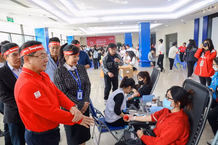 Sau phần khai mạc, các thầy cô giáo lãnh đạo Trường và Báo Tiền phong đã đến thăm hỏi, động viên các cán bộ giảng viên và sinh viên tham gia hiến máu. Trong ảnh là Lãnh đạo Trường và Báo Tiền phong thăm hỏi, động viên các tình nguyện viên tham gia hiến máu trong sáng ngày 07/12/2023