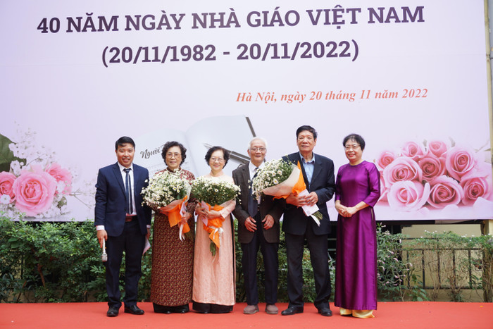 Lãnh đạo nhà trường tặng hoa đến các thầy cô giáo đã từng giảng dạy và cống hiến tại Trường Trung học phổ thông Đinh Tiên Hoàng. Lãnh đạo nhà trường tặng hoa đến các thầy cô giáo đã từng giảng dạy và cống hiến tại Trường Trung học phổ thông Đinh Tiên Hoàng.