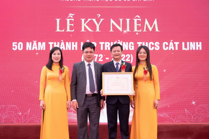 Dịp Lễ kỷ niệm, Trường Trung học cơ sở Cát Linh nhận được bằng khen của Bộ trưởng Bộ Giáo dục và Đào tạo vì đã có thành tích tiêu biểu, xuất sắc trong phong trào thi đua &quot;Đổi mới, sáng tạo trong quản lý, giảng dạy và học tập&quot; năm học 2021 - 2022.