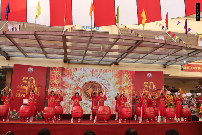 Chương trình văn nghệ chào mừng tại buổi lễ kỷ niệm thành lập trường.