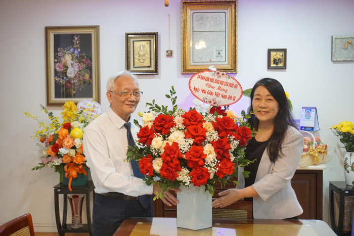 Bà Nguyễn Thị Tuyết Nga - đại diện Ủy ban Văn hóa, Giáo dục của Quốc hội đến thăm Tiến sĩ Nguyễn Tùng Lâm nhân dịp kỷ niệm 40 năm ngày Nhà giáo Việt Nam. (Ảnh: Nguyên Phương) Bà Nguyễn Thị Tuyết Nga - đại diện Ủy ban Văn hóa, Giáo dục của Quốc hội đến thăm Tiến sĩ Nguyễn Tùng Lâm nhân dịp kỷ niệm 40 năm ngày Nhà giáo Việt Nam. (Ảnh: Nguyên Phương)