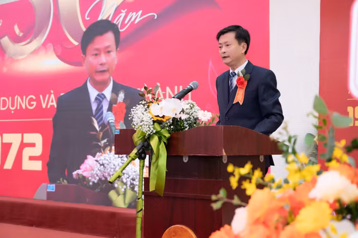 Nhà giáo Trần Quốc Hải - Hiệu trưởng Trường Trung học cơ sở Cát Linh phát biểu tại buổi lễ