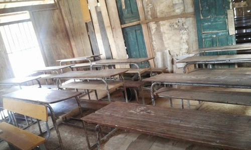 Lớp học đơn sơ được dựng lên từ những tấm gỗ, mùa hè thì nóng bức, mùa đông thì giá rét Lớp học đơn sơ được dựng lên từ những tấm gỗ, mùa hè thì nóng bức, mùa đông thì giá rét