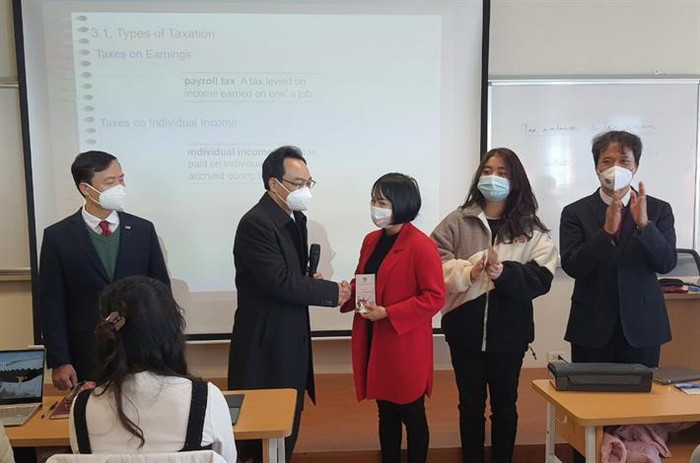 Thứ trưởng Hoàng Minh Sơn động viên sinh viên và giảng viên Trường Đại học Kinh tế Quốc dân trong ngày trở lại trường học tập trung. (Ảnh: Bộ Giáo dục và Đào tạo) Thứ trưởng Hoàng Minh Sơn động viên sinh viên và giảng viên Trường Đại học Kinh tế Quốc dân trong ngày trở lại trường học tập trung. (Ảnh: Bộ Giáo dục và Đào tạo)