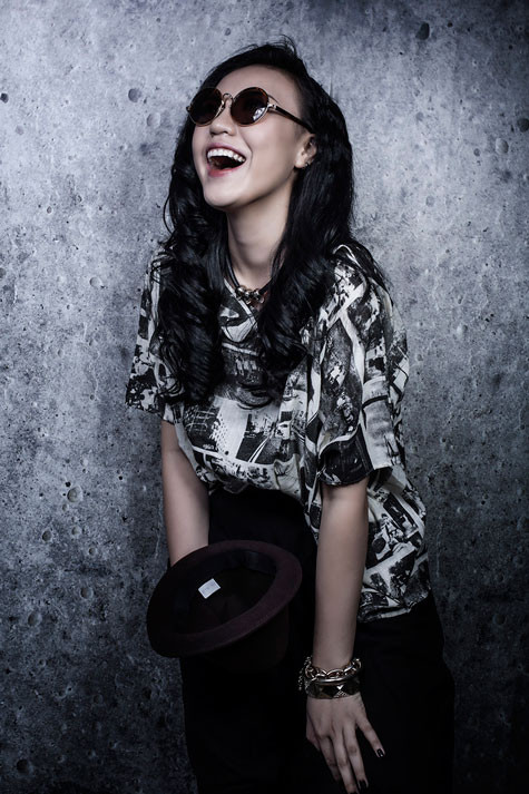 “Ngày mưa rơi” là ca khúc mà Dương Trường Giang - nhạc sĩ từng được biết đến với nhiều hit như Đến với nhau, Thế thôi, Phố không mùa... - đo ni đóng giày cho Nguyễn Khánh Phương Linh. Đây cũng là ca khúc tiếng Việt duy nhất mà Phương Linh đã chọn để thể hiện trong vòng liveshow cuộc thi Giọng hát Việt mùa đầu tiên 2012.