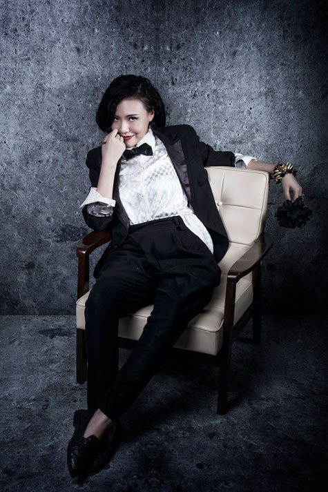 Trong MV "Ngày mưa rơi", Phương Linh nhập vai là một cô gái bị tự kỷ, sống với thế giới nội tưởng của riêng mình với những dằn vặt, ám ảnh sau khi mất đi người mình yêu.