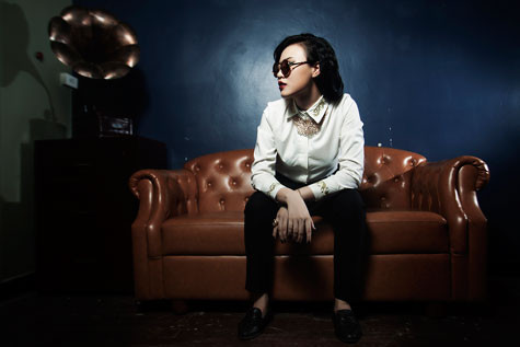 "Ngày mưa rơi" của Phương Linh là một sản phẩm âm nhạc mang màu sắc hơi trầm, đúng tinh thần của bài hát nhưng âm nhạc lại vô cùng mạnh mẽ. Sự bù trừ lẫn nhau này tạo nên một sản phẩm âm nhạc độc đáo, đột phá và có sự mới lạ.