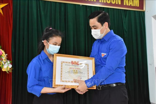 Bí thư Tỉnh đoàn Hà Tĩnh tặng bằng khen cho em Bùi Thị Mỹ Dung vì hành động đẹp trả lại tiền cho người đánh mất (Ảnh: TTXVN) Bí thư Tỉnh đoàn Hà Tĩnh tặng bằng khen cho em Bùi Thị Mỹ Dung vì hành động đẹp trả lại tiền cho người đánh mất (Ảnh: TTXVN)