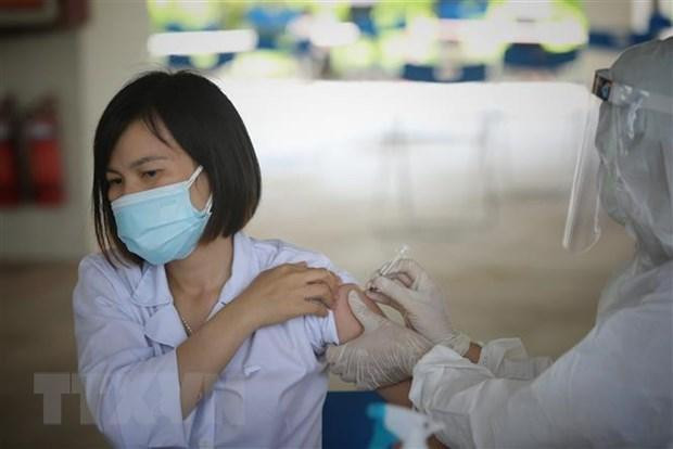Tiêm vaccine phòng COVID-19 cho công nhân trong khu công nghiệp Bắc Giang Tiêm vaccine phòng COVID-19 cho công nhân trong khu công nghiệp Bắc Giang