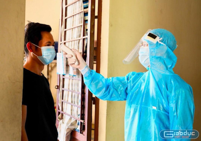 Kiểm tra nhiệt độ cho những người ở khu cách ly là một trong những nhiệm vụ của Thắng và tình nguyện viên. (Ảnh: NVCC)